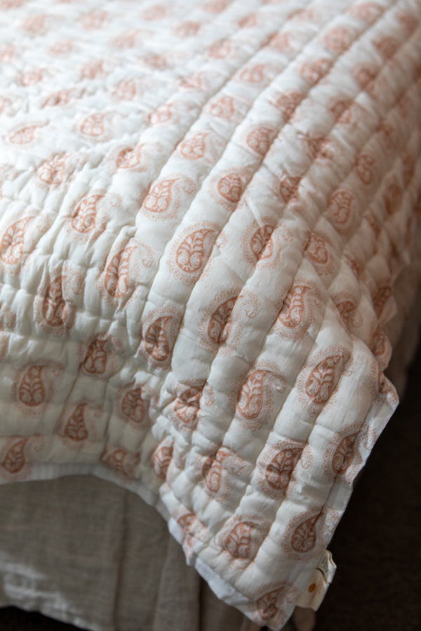 Pretty Paisley Quilt / Cameo