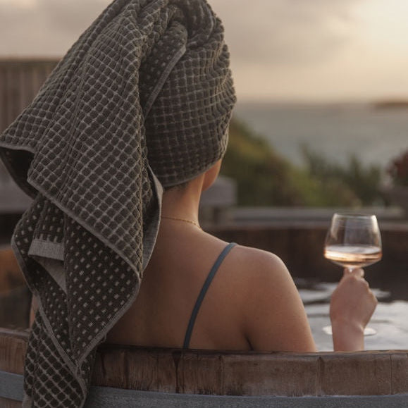 Nero Cotton Bath Towel / Ivy + Cream