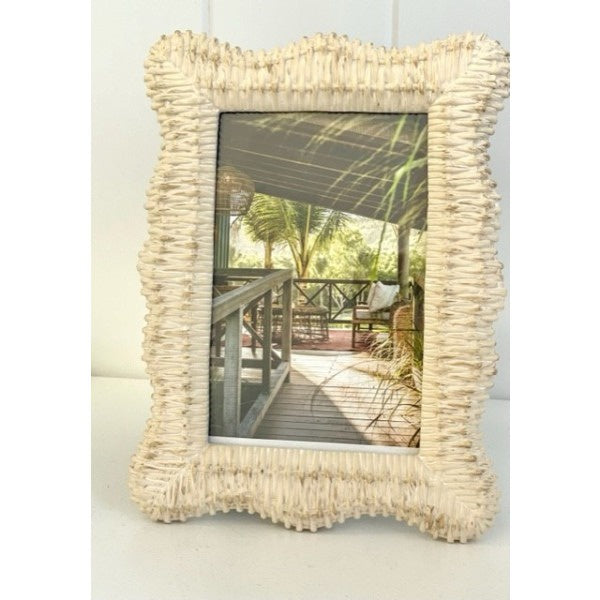 Rattan Look Scallop Edge Photo Frame / 13 x 18 cm