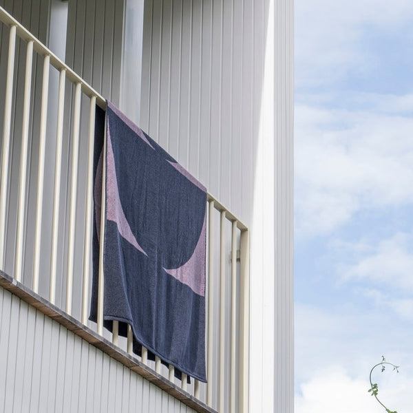 Balance Beach Towel / Blue Black Lupin